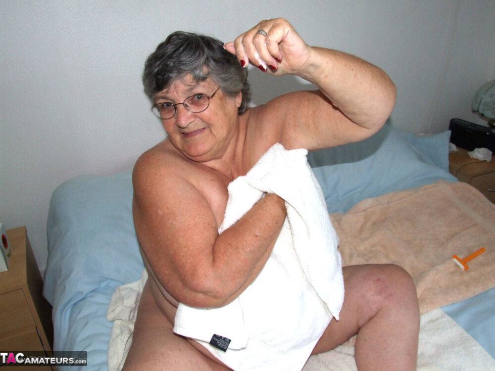 Obese woman Grandma Libby gives her underarms and snatch a fresh shave - #9