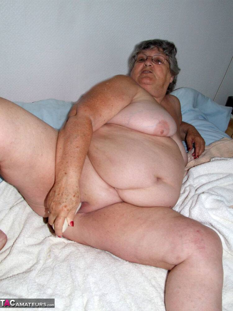 Obese woman Grandma Libby gives her underarms and snatch a fresh shave - #14