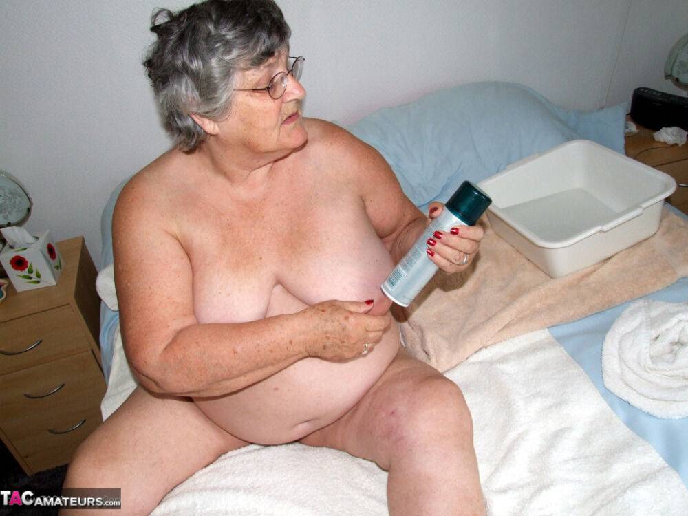 Obese woman Grandma Libby gives her underarms and snatch a fresh shave - #4