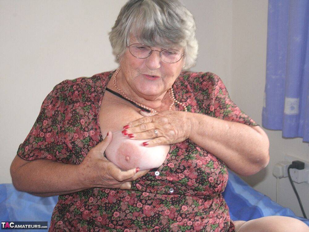 Old UK amateur Grandma Libby exposes her obese body before masturbating - #5