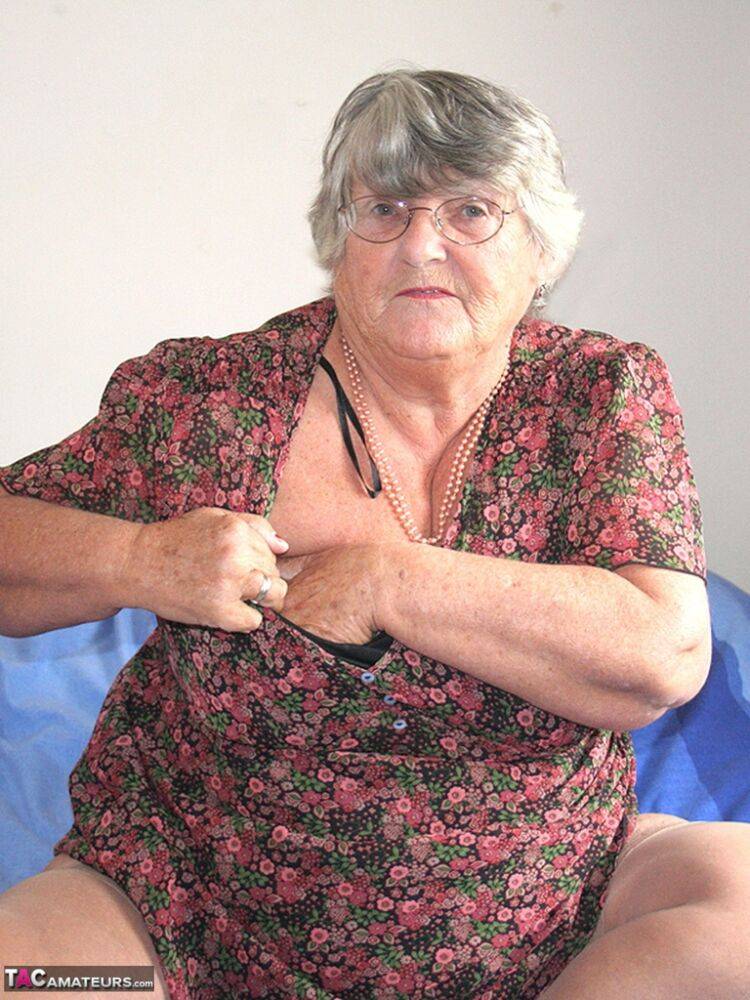 Old UK amateur Grandma Libby exposes her obese body before masturbating - #2