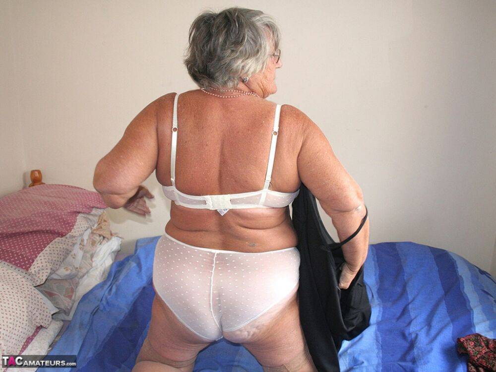 Old UK amateur Grandma Libby exposes her obese body before masturbating - #14