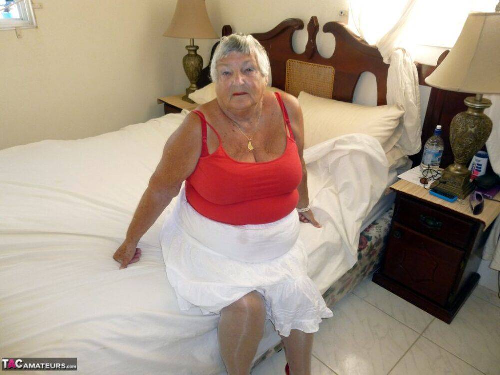 Fat old woman Grandma Libby bares her tan lined tits and twat on her bed - #10