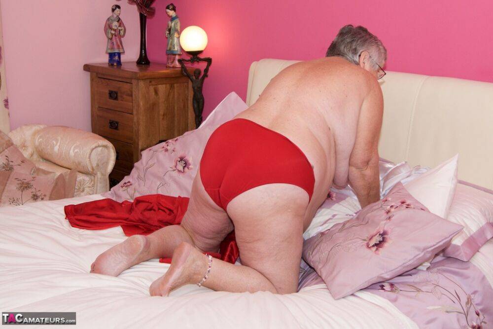 Obese nan Grandma Libby toys her pussy on the bed with her glasses on - #6