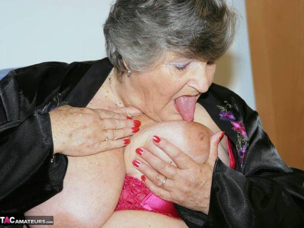 Old UK amateur Grandma Libby uses a vibrator on her horny vagina - #4
