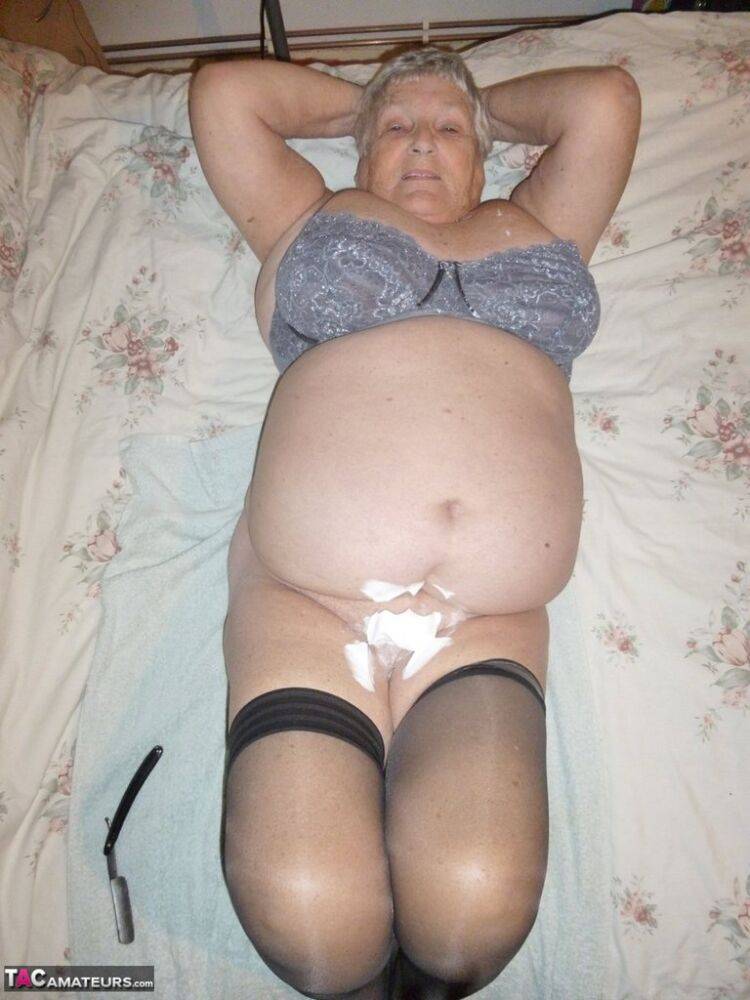 Fat lady Grandma Libby shaves her pussy and underarms with a straight razor - #2