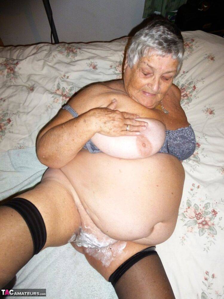 Fat lady Grandma Libby shaves her pussy and underarms with a straight razor - #7