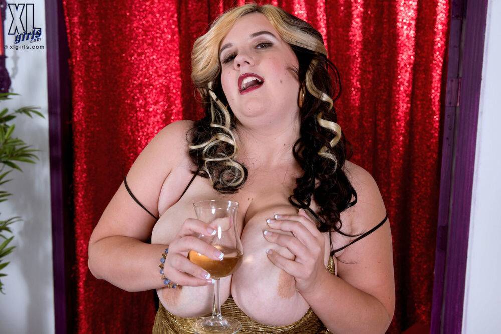 Fat solo girl Marilyn White uncorks her huge tits before showing her big ass | Photo: 3736129