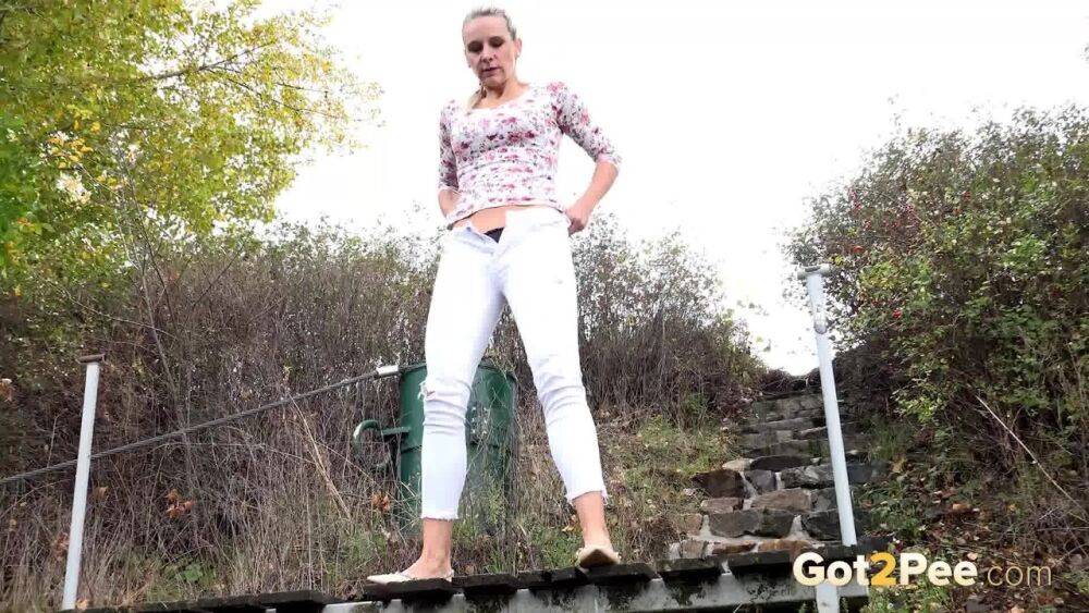 Mature Bianca pulls down her white pants to take a steaming pee outside - #7