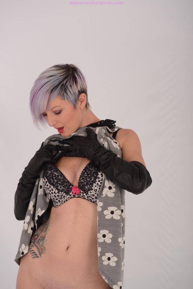 Solo girl with short dyed hair bares her tits and twat in long leather gloves - #11
