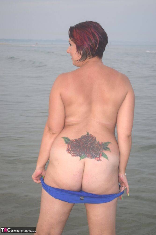 Amateur solo girl exposes herself while changing her attire at the beach - #9