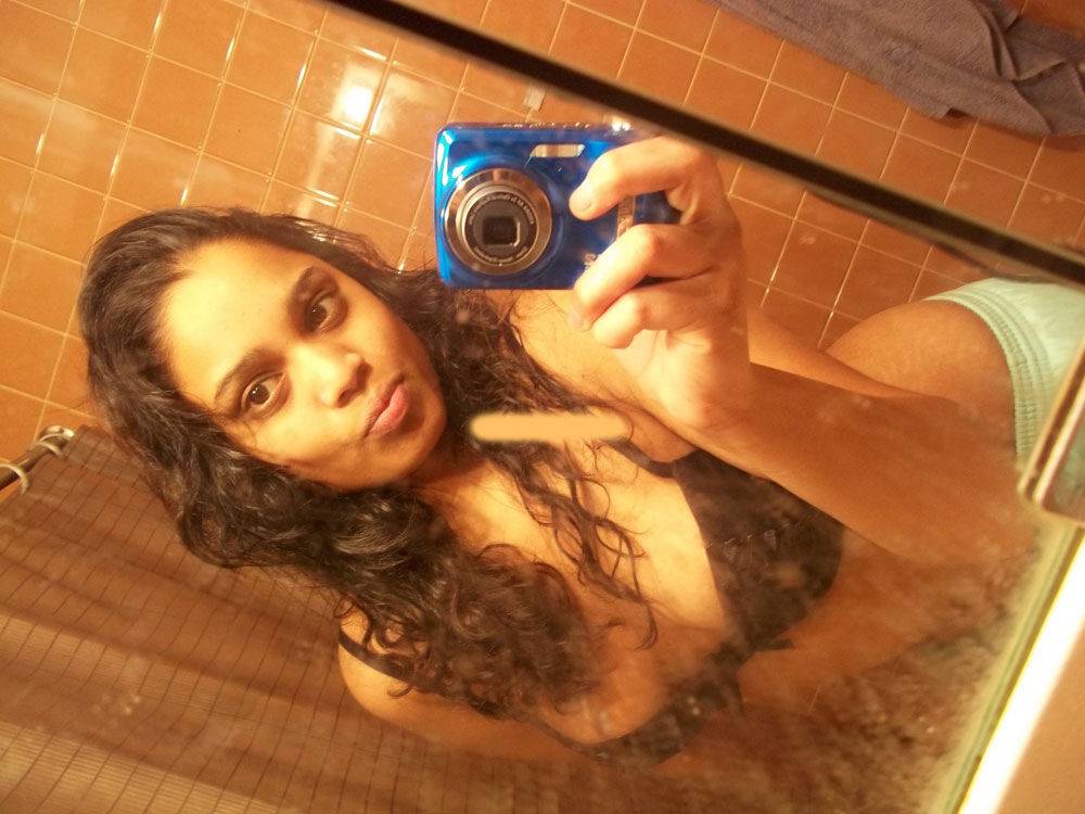 Sexy Indian girl manages to strip to brassiere while taking self shots - #10