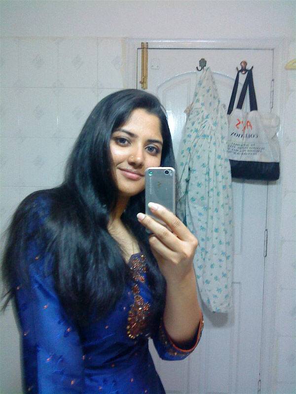 Sexy Indian girl manages to strip to brassiere while taking self shots - #4