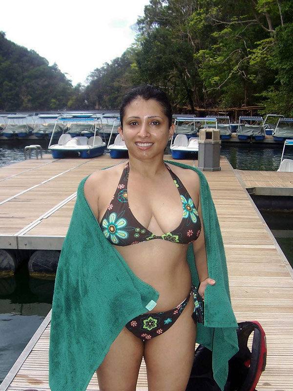 Plump Indian chick shows her big naturals in and out of clothes - #15