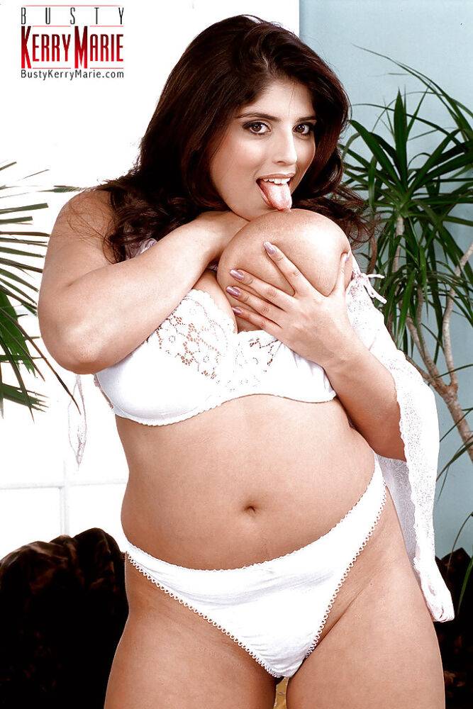 Chubby pornstar Kerry Marie unveils big pornstar boobs for nipple licking - #6