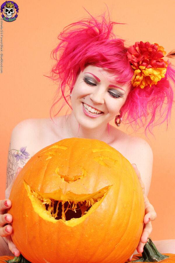 Big titted alt girl Xanthia Doll carves a pumpkin while naked in leg warmers - #7