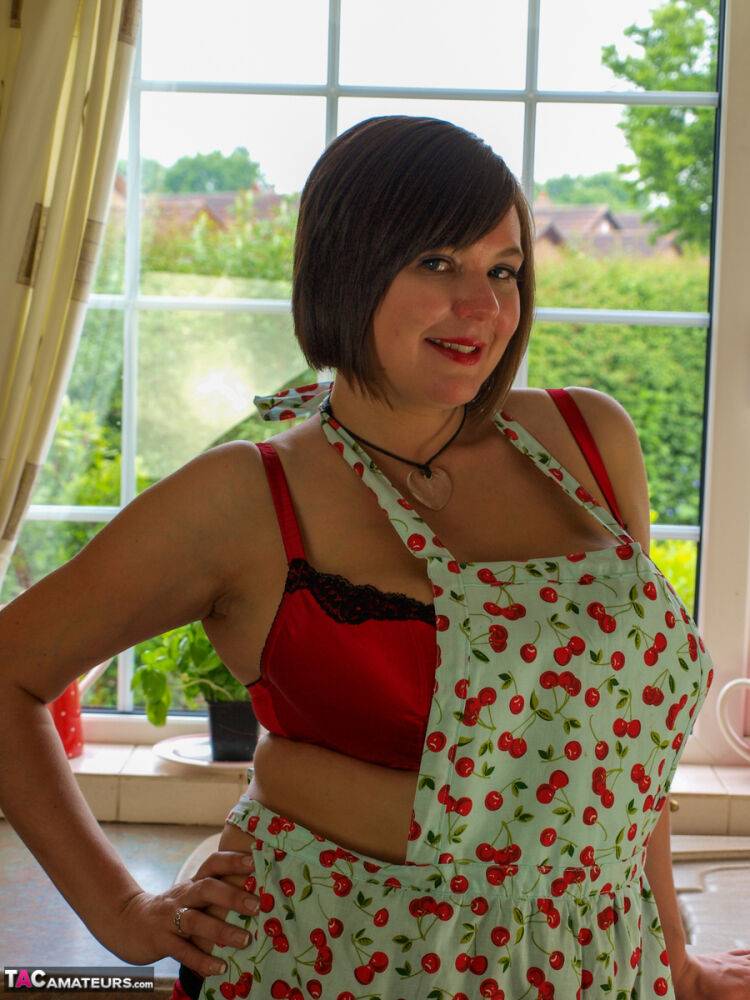 Fat amateur Roxy exposes her huge breasts in her pretties and a kitchen apron - #8