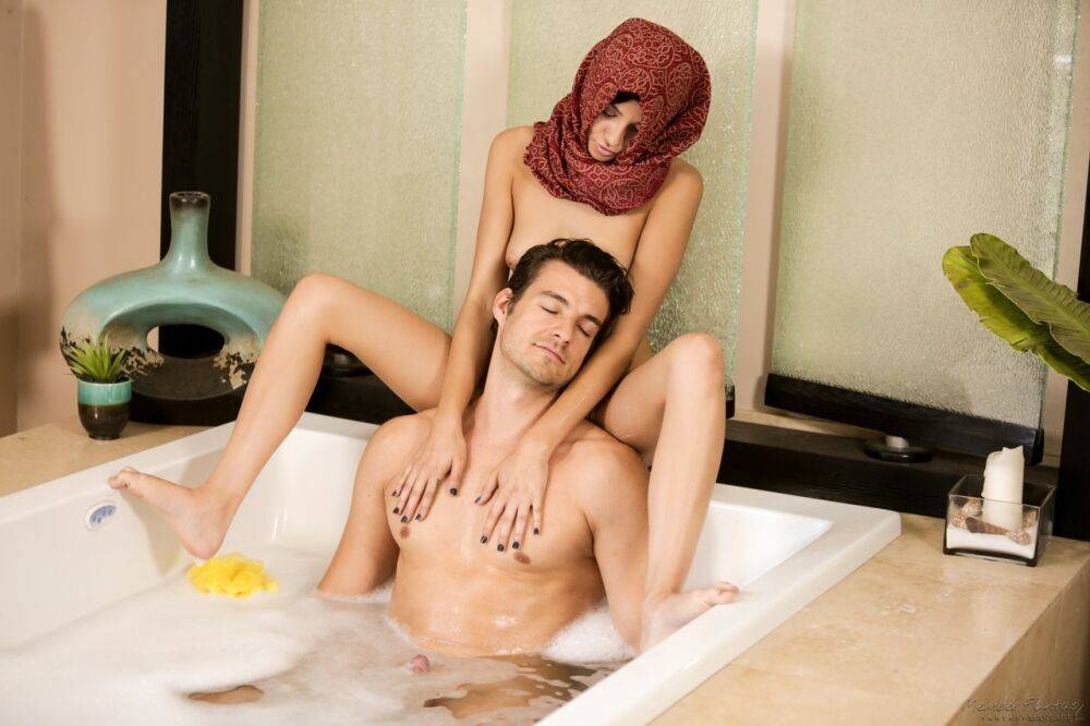 Arabic massage attendant Cadey Mercury delivers a happy ending handjob - #9