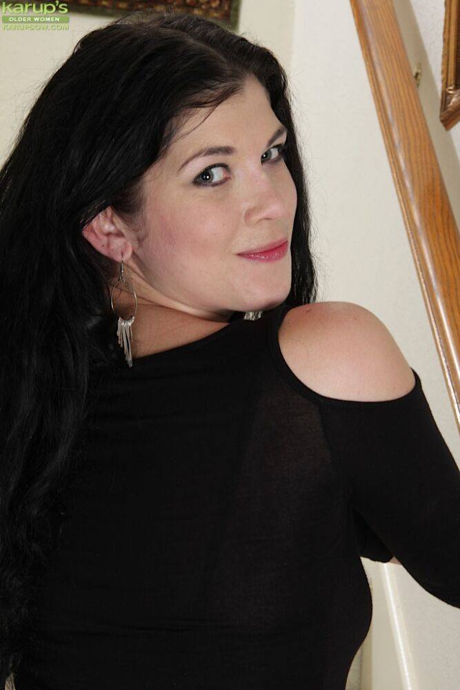 Fascinating milf with gorgeous titties Veronica Stewart enjoys posing - #15
