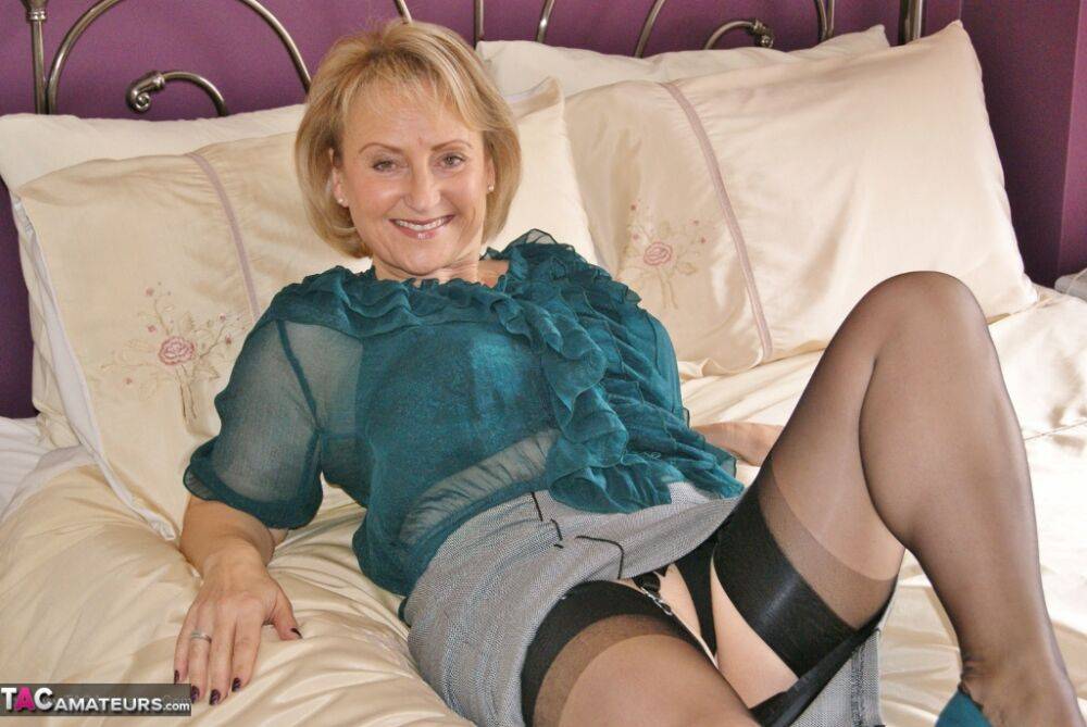 Older lady Sugar Babe sticks a couple of toys in her twat while wearing nylons - #11