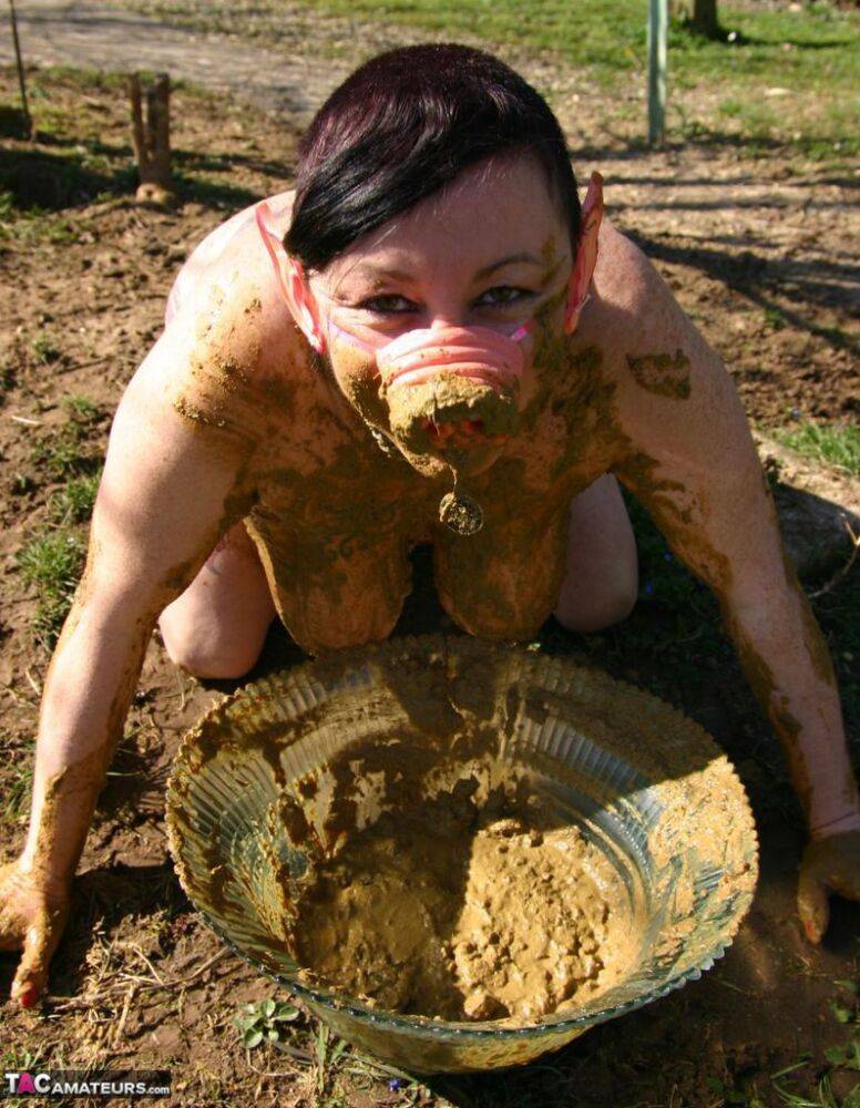 Thick amateur Mary Bitch drinks her own pee while playing in mud like a sow | Photo: 4335942