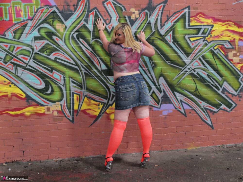 Amateur plumper Samantha strips to knee-high nylons in front of graffiti - #1