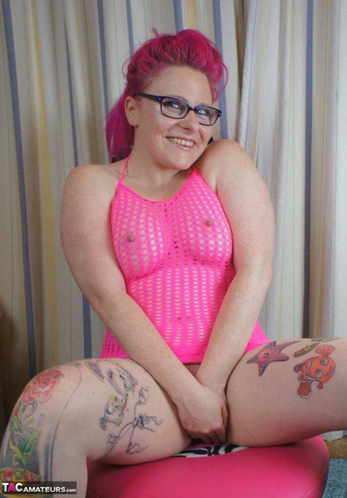 Tattooed chick Mollie Foxxx touches her tits and bald cunt with her glasses on | Photo: 4341084