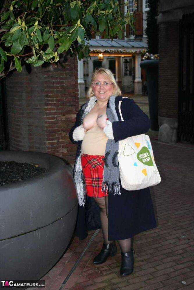 Fat UK blonde Lexie Cummings exposes herself in public before masturbating | Photo: 4372788