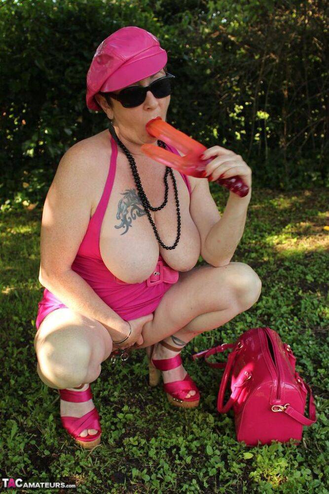 Older amateur Mary Bitch dildos her natural pussy in the shade on a lawn | Photo: 4384180