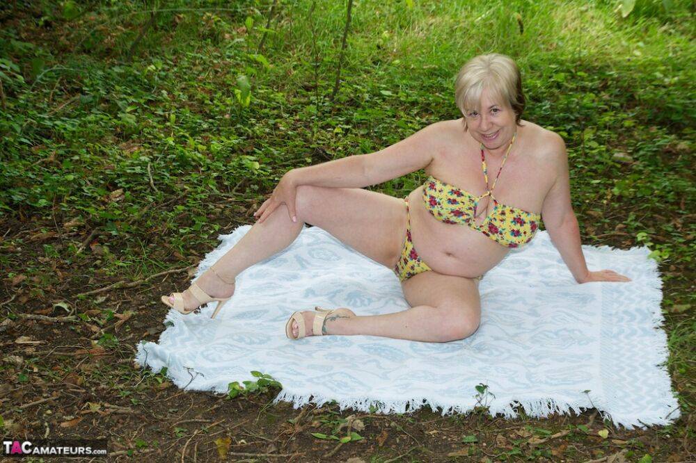 Thick mature woman Speedybee strips naked on a blanket down by the river - #5