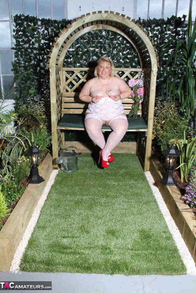 Fat blonde Lexie Cummings dildos her pierced pussy in a garden setting | Photo: 4388982