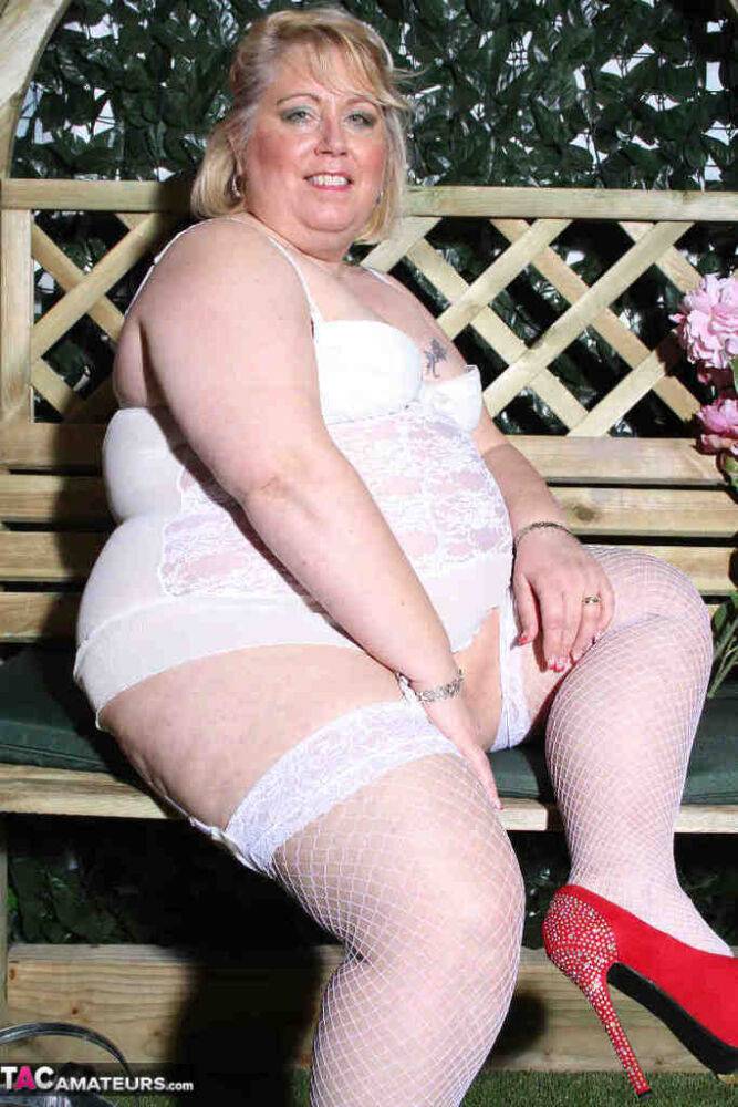 Fat blonde Lexie Cummings dildos her pierced pussy in a garden setting | Photo: 4389077
