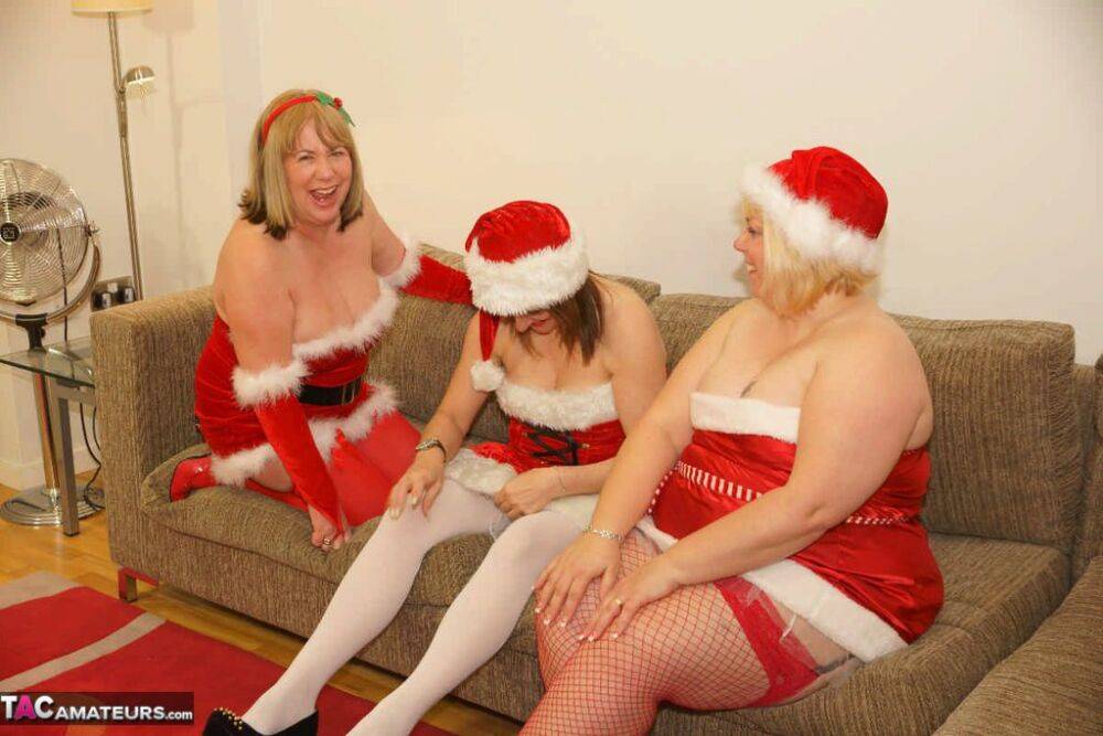 Amateur BBW Lexie Cummings and 2 of her friends expose themselves in Xmas wear | Photo: 4391071