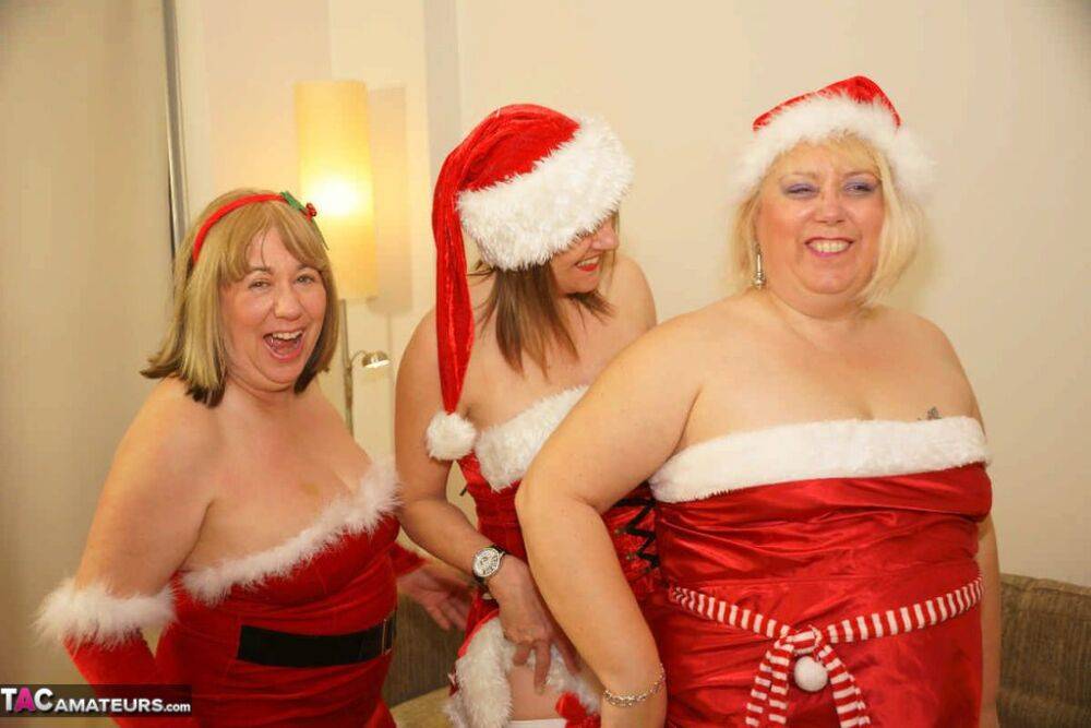 Amateur BBW Lexie Cummings and 2 of her friends expose themselves in Xmas wear | Photo: 4391183