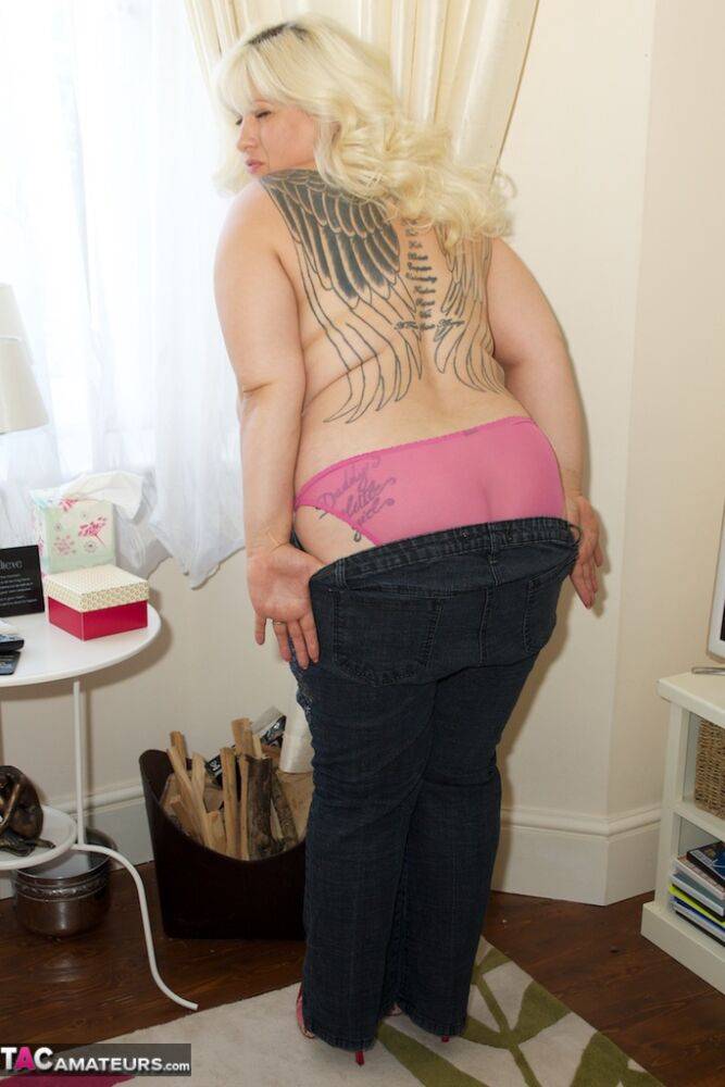 Overweight UK blonde Gina George uncovers knockers before sliding undies aside | Photo: 4392011