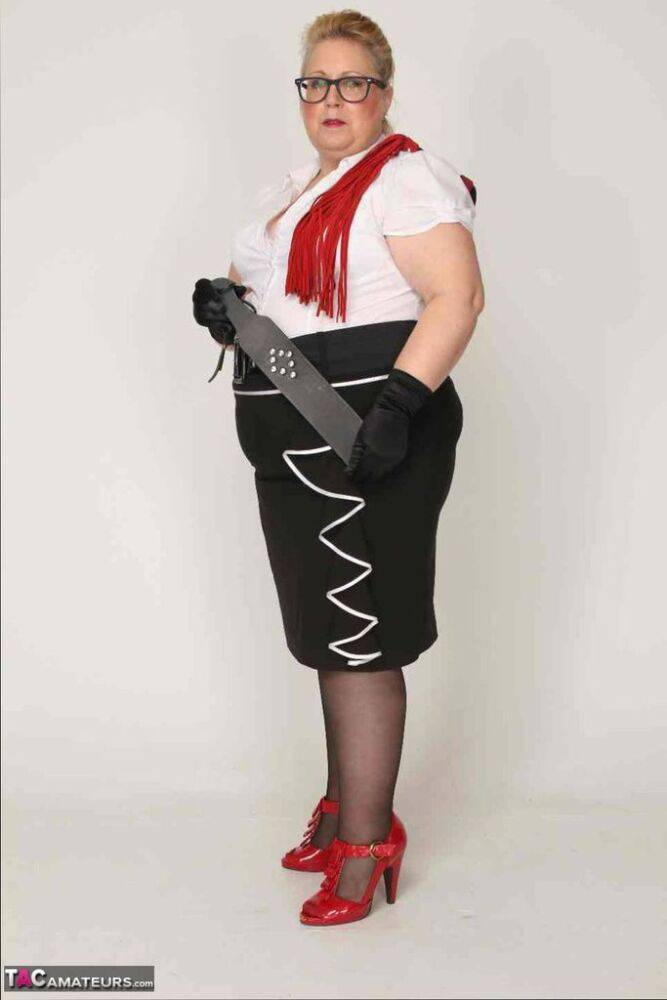 Obese UK blonde Lexie Cummings displays her pierced twat in gloves and nylons | Photo: 4395735