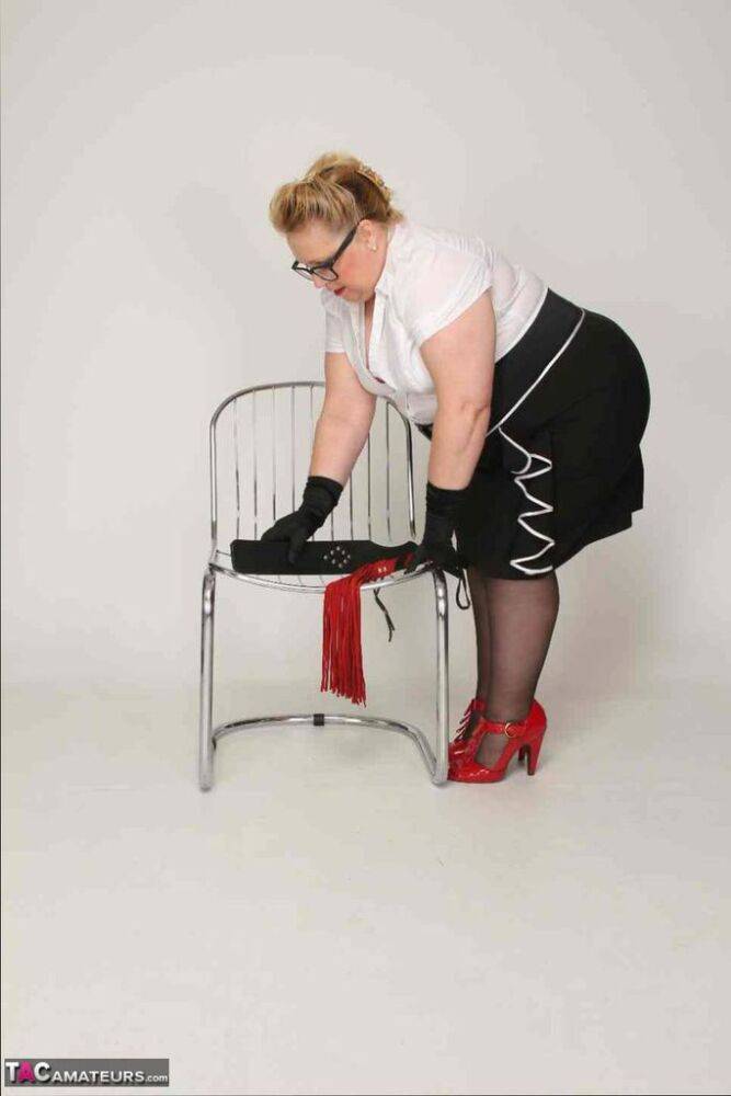 Obese UK blonde Lexie Cummings displays her pierced twat in gloves and nylons | Photo: 4395758