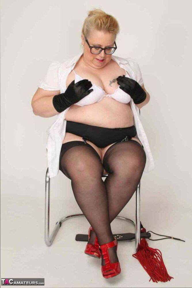 Obese UK blonde Lexie Cummings displays her pierced twat in gloves and nylons | Photo: 4395788