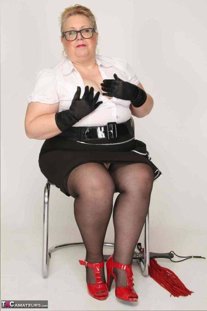 Obese UK blonde Lexie Cummings displays her pierced twat in gloves and nylons | Photo: 4395804
