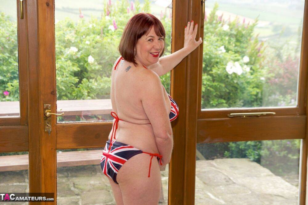 Older UK redhead Speedy Bee doffs a Union Jack bikini to get naked - #10