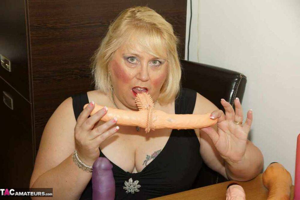 Fat UK blonde Lexie Cummings pleasures her vagina with her sex toy collection | Photo: 4399876