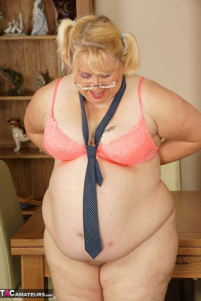 Obese blonde Lexie Cummings gets naked while wearing a necktie | Photo: 4402160