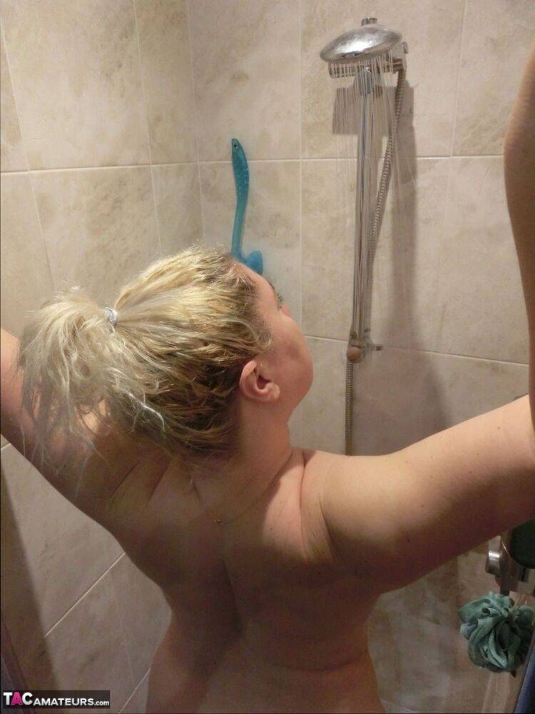Mature blonde Barby masturbates after shaving her pussy in a shower - #15
