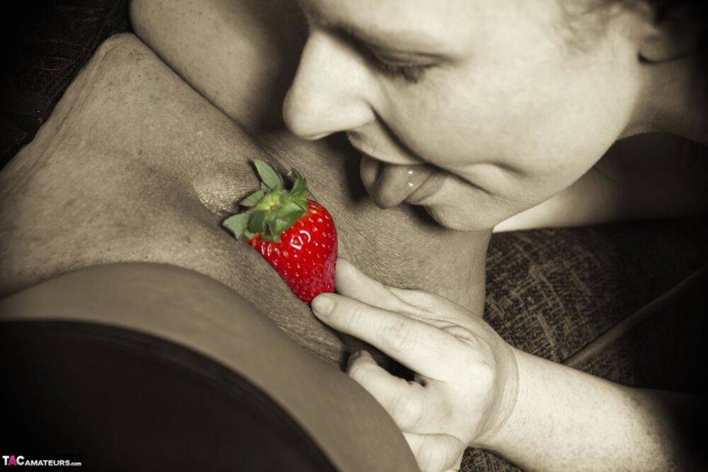 Mature lesbian Mollie Foxxx and her lover use strawberries during foreplay | Photo: 4405556