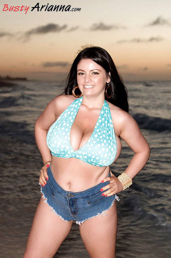 Curvy babe in bikini Arianna Sinn with plump tits poses outdoor - #10