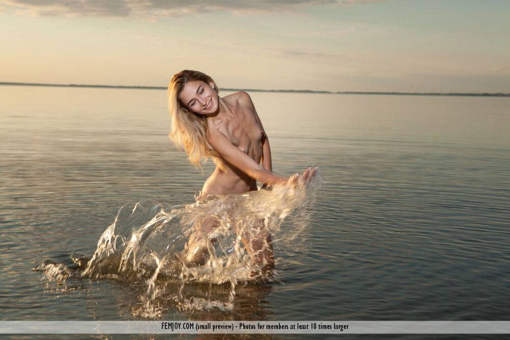 Blonde model Davina C strikes great poses while heading to the sea in the nude - #6