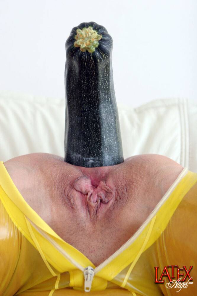 Brunette chick shows her gaped anus after a vegetable insertion - #6