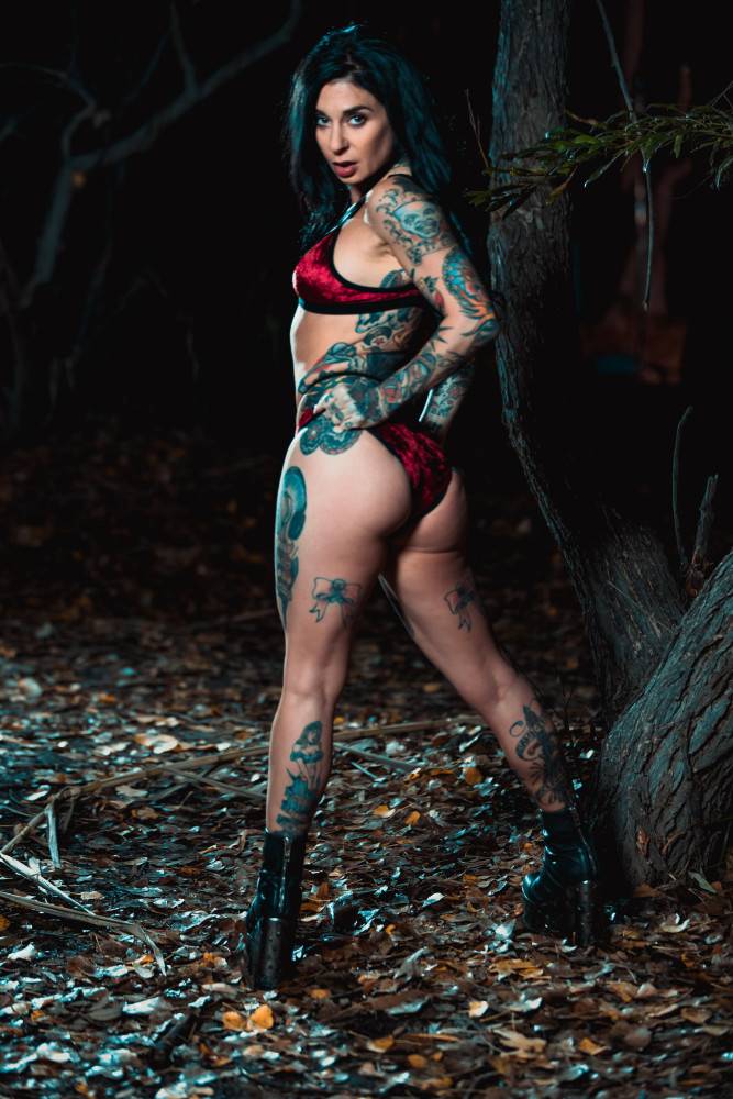 Inked Bitch Gives Head And Gets Fucked In The Woods | Photo: 4829438