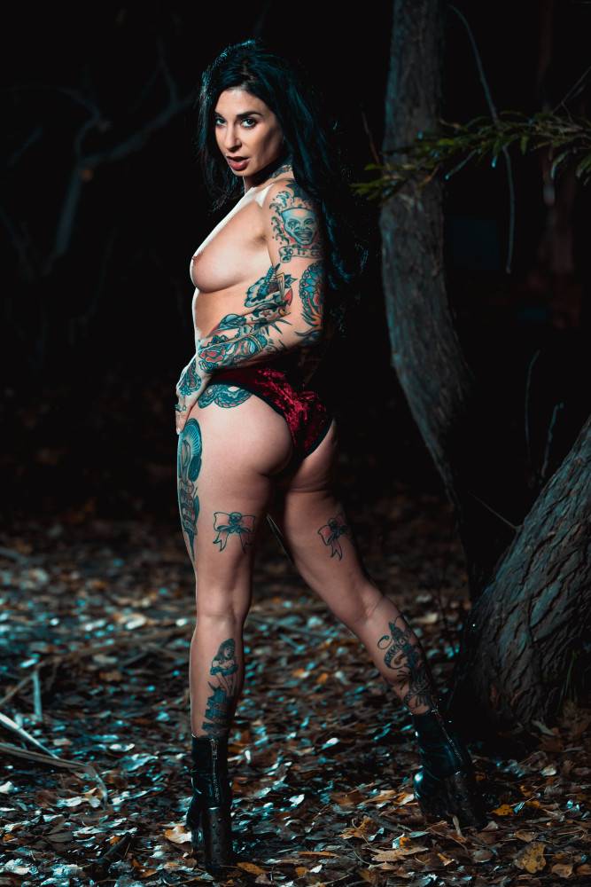 Inked Bitch Gives Head And Gets Fucked In The Woods | Photo: 4829452