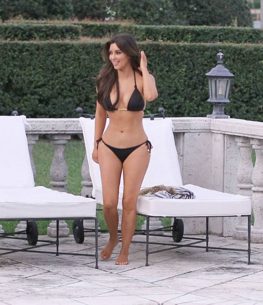 Teen celeb kim kardashian posing on the beach - #11